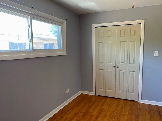 Building Photo - Cozy 3 bedroom 1.5 Bathroom Townhouse! Hardwood Throughout! Parking Included In Rent! Available f...