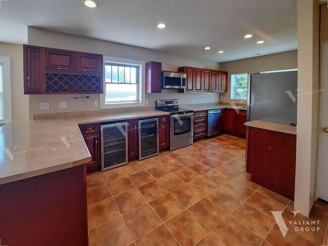 Building Photo - Spacious  5-Bedroom, 3-Bath Home in Midtown Springfield