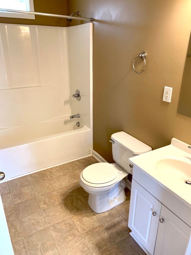 Building Photo - Cute 2 Bedroom Duplex in 37206 for $1400! ...