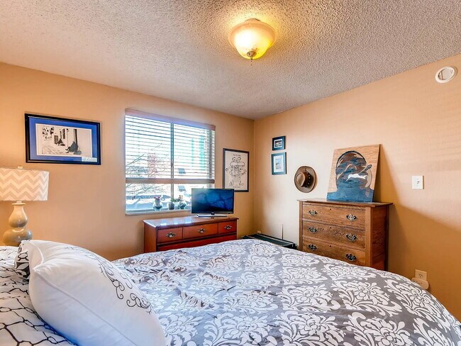 Building Photo - North Washington park one bedroom / one bath Apartment  for rent