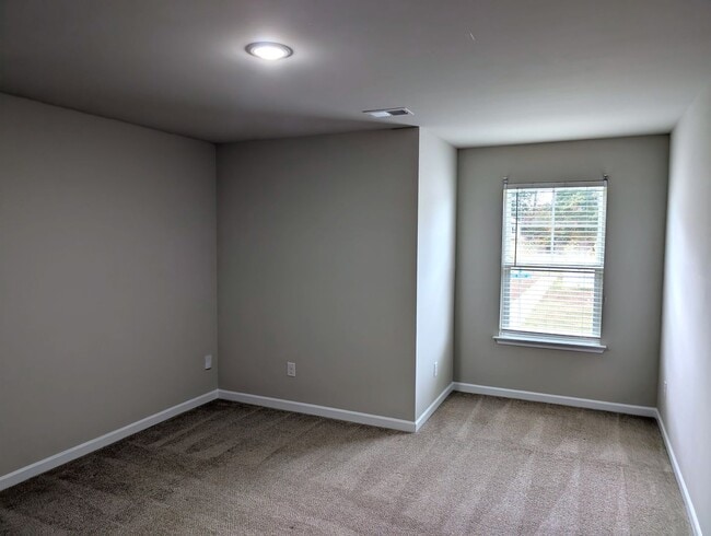 Building Photo - 4 Bedroom!  Easy Access, I-485, I-85, Airp...
