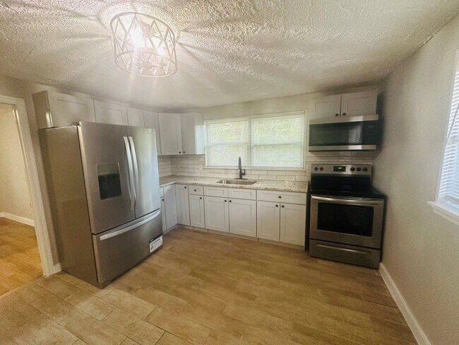 Building Photo - 2558 Spirea St