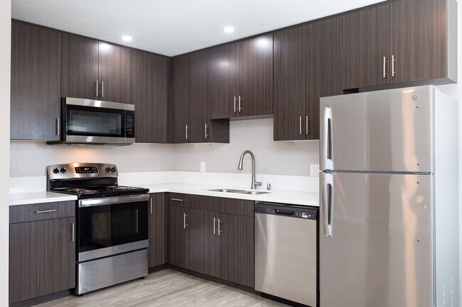 Building Photo - COMING SOON OCTOBER 10th!!! Renovated 2x1 ...