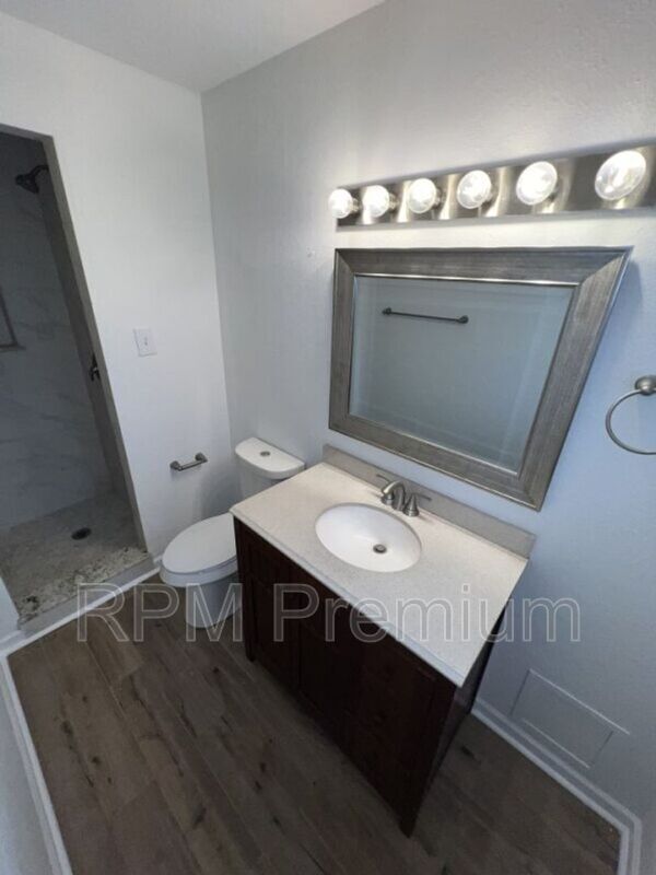 Building Photo - 464 Wilton Dr