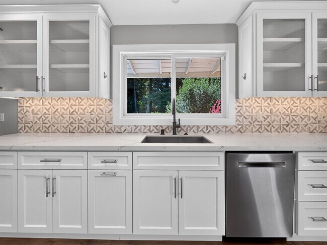 Building Photo - Gorgeous 4 Bedroom PLUS Spacious Bonus Room with Pool in Desired Alamo Neighborhood Available Now!