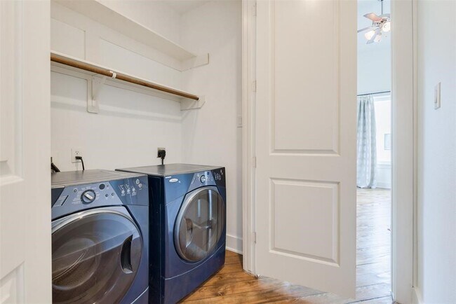 Building Photo - 2002 Blodgett St