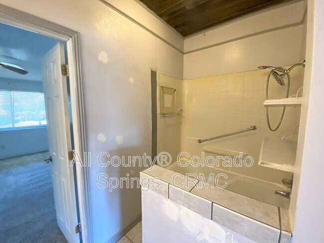 Building Photo - 218 W Rockrimmon Blvd