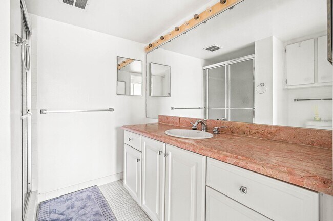 Building Photo - 17 Royal Palm Way