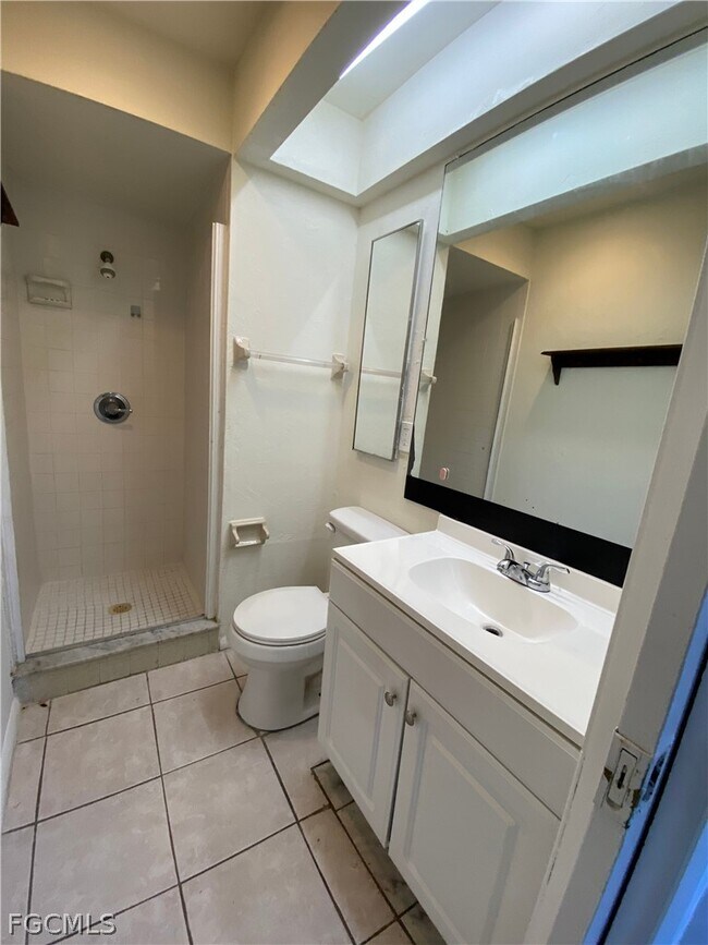 Building Photo - 801 SE 5th Ave