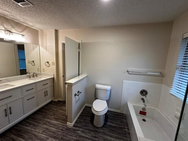 Building Photo - 6106 La Naranja Ln