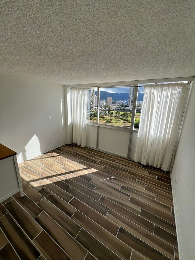 Building Photo - 1 bedroom in Waikiki!