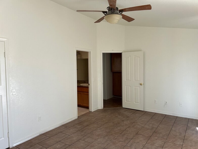 Building Photo - 10733 Garibaldi Dr