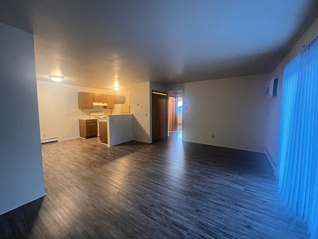 Building Photo - Spacious Two Bedroom Upper Apartment with Laundry in Unit!