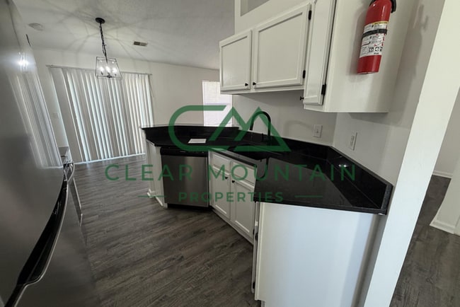 Building Photo - MOVE-IN SPECIAL! FREE RENT!