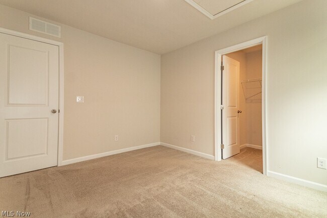 Building Photo - 472 Roberta Dr