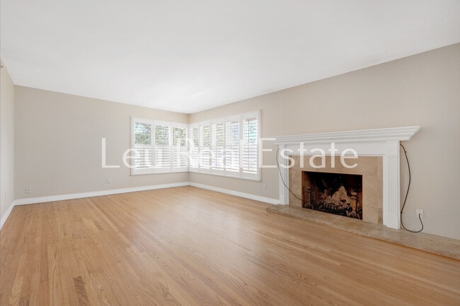 Building Photo - 6640 S Land Park Dr