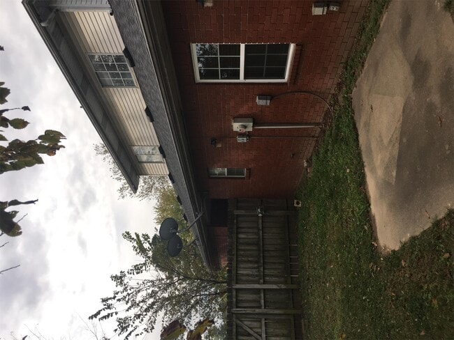Building Photo - 111 Fox Run Pl