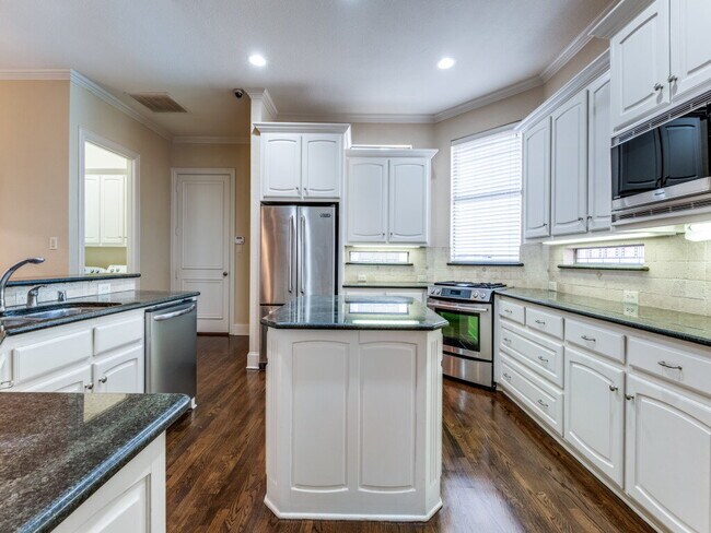 Building Photo - 3 bedroom 3 bath Duplex