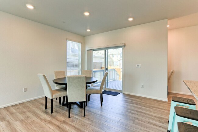 Building Photo - 3 Bedroom 3 Bath in Mosaic!