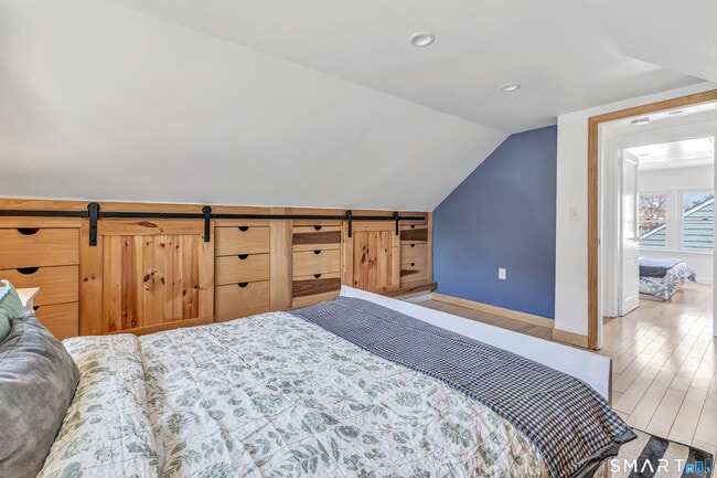 Building Photo - 855 Riverside Dr