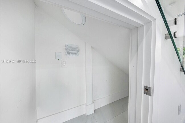 Building Photo - 3142 Carter St