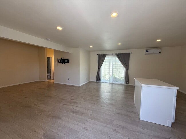 Building Photo - Studio ADU apartment in the center of Simi...