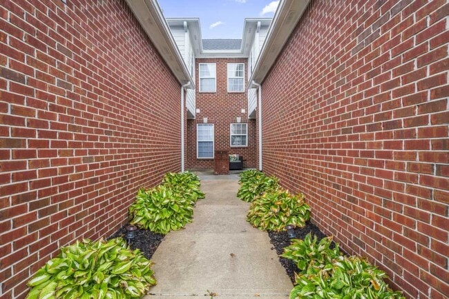 Building Photo - Beautiful 3 Bedroom Condo Available Now!