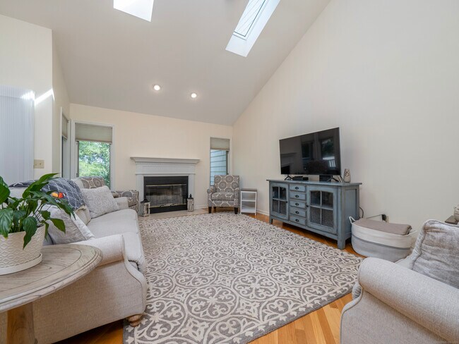 Building Photo - 12 Boulevard Dr