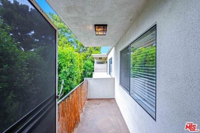 Building Photo - 12801 Moorpark St