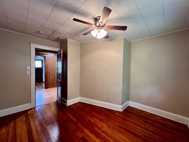 Building Photo - 4 Bedrooms 2 full Bath for rent