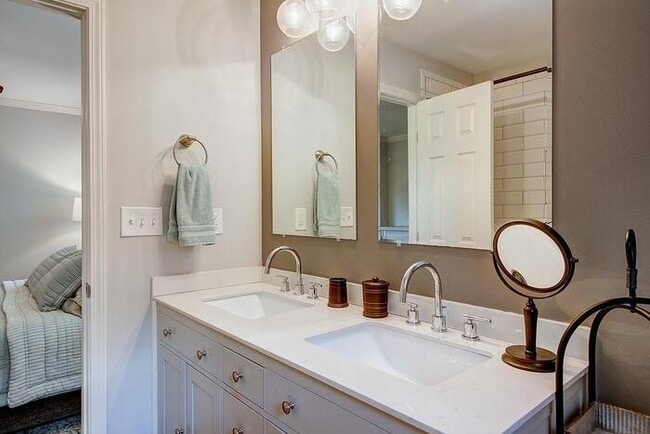 Building Photo - House 3 bed, 2 bath