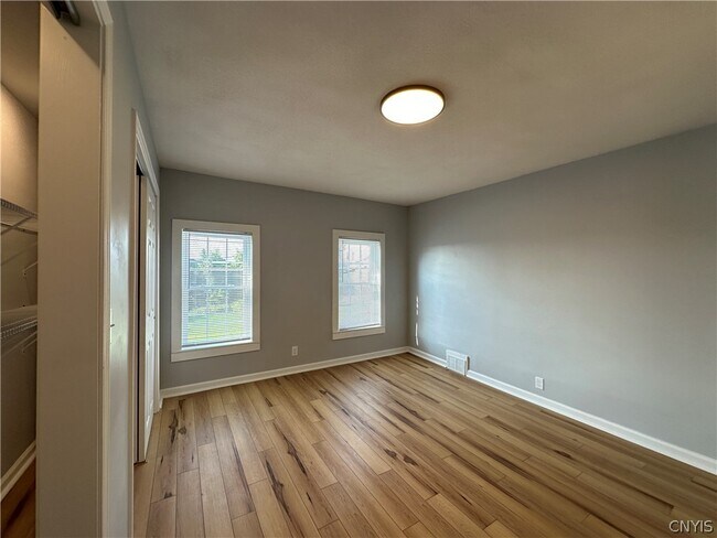 Building Photo - 408 E Laurel St