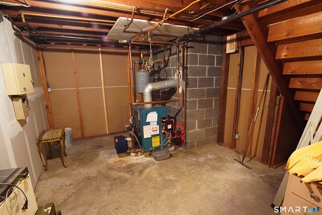 Building Photo - 30 Day Spring Ave