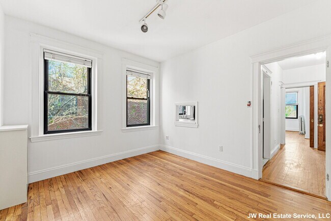 Building Photo - 39 Glenville Ave