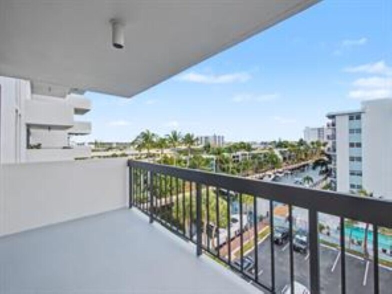 Building Photo - 4800 Bayview Dr