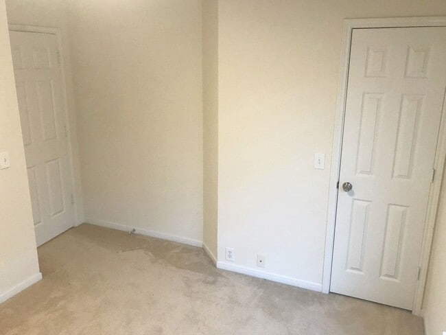 Building Photo - 17406 Hoover Gardens Dr