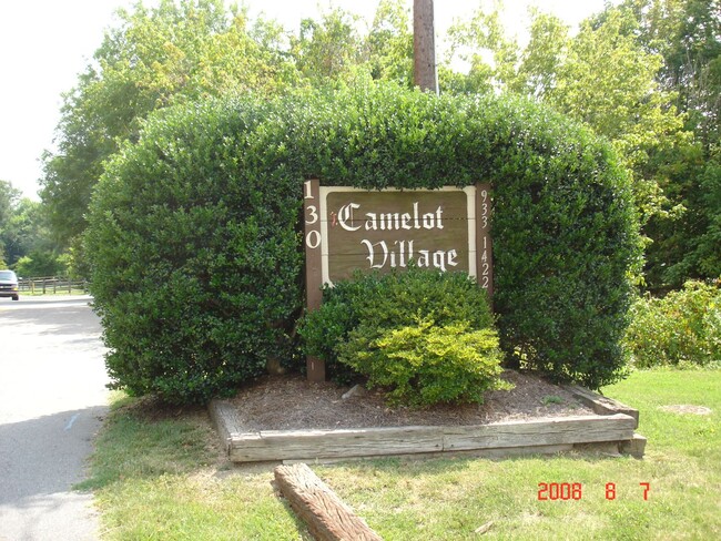 Building Photo - Camelot Village 1 bedroom condo