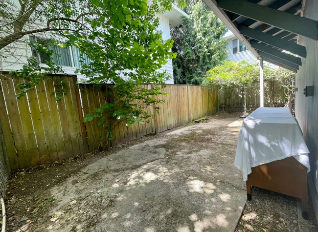 Building Photo - Spacious One Bedroom in Quiet 5 Plex with ...