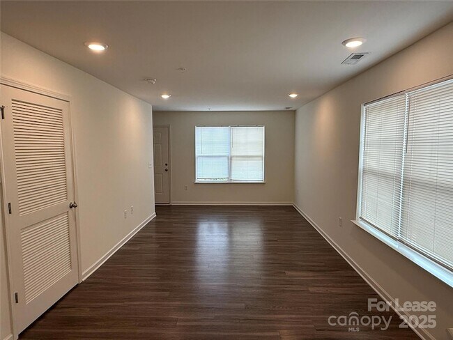 Building Photo - 2025 Oakdale Rd