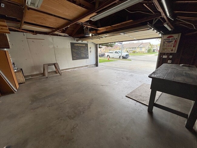 Building Photo - 3 bedroom home in Lakewood available now