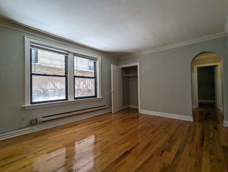 Building Photo - 429 W Roscoe St