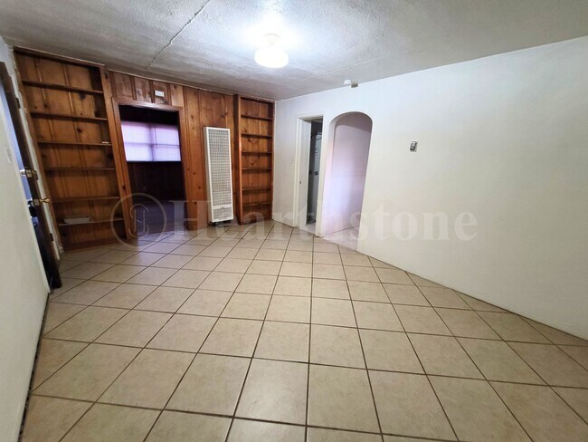 Building Photo - 1017 W 14th Ln