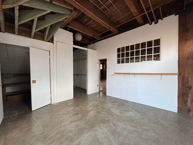 Building Photo - 915 W 16th St