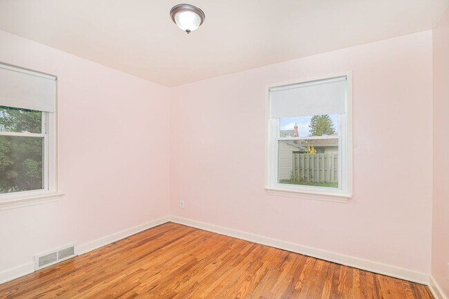 Building Photo - Charming 2BR Cape Cod