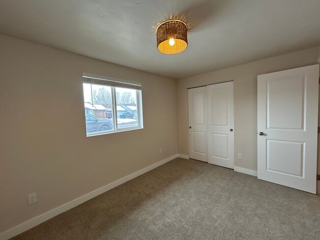 Building Photo - Redmodeled 2 Bedroom / 2 Bathroom home in ...