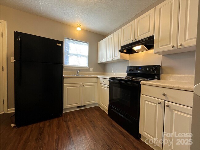 Building Photo - 1520 N Main Ave