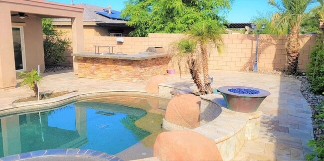 Building Photo - Hidden gem in prestigious community of Palm Desert - Convineant to access from everywhere.