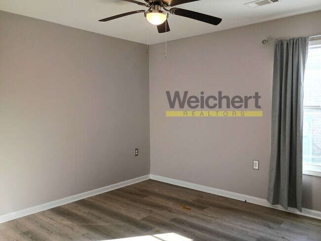 Building Photo - Spacious 4 Bed / 2 Bath Home