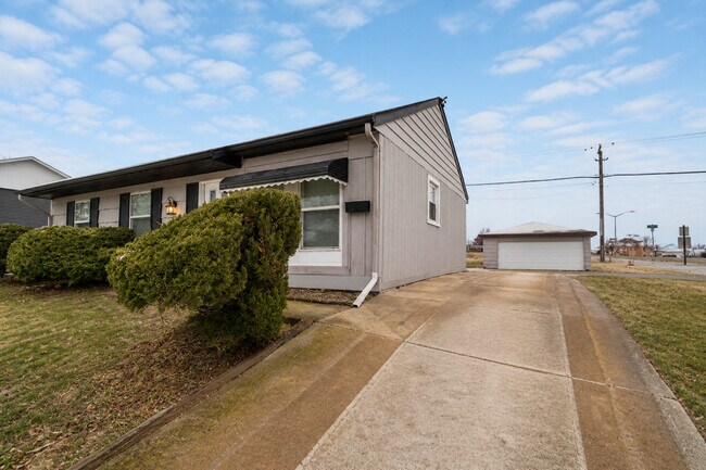 Building Photo - 22102 Hawthorne Way