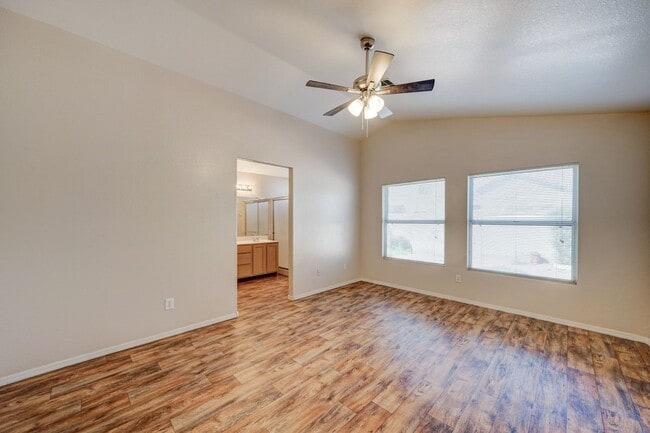 Building Photo - AVAILABLE NOW!!!!!